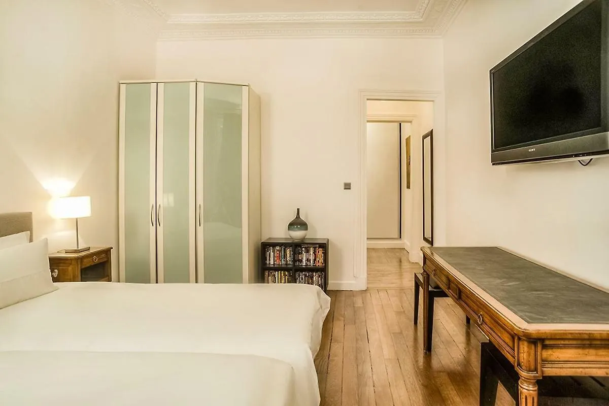 Rue Arsene Houssaye In Appartement Parijs